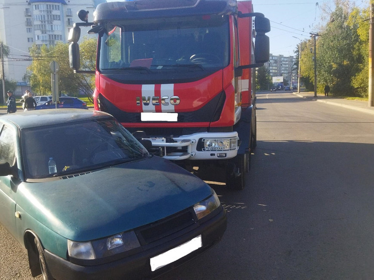 В Орле автоледи не уступила дорогу грузовику и столкнулась с ним