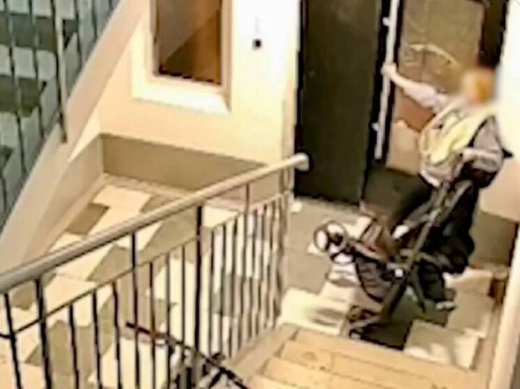 В СК возбудили дело после того, как пьяная мать таранила лифт коляской со своим ребенком