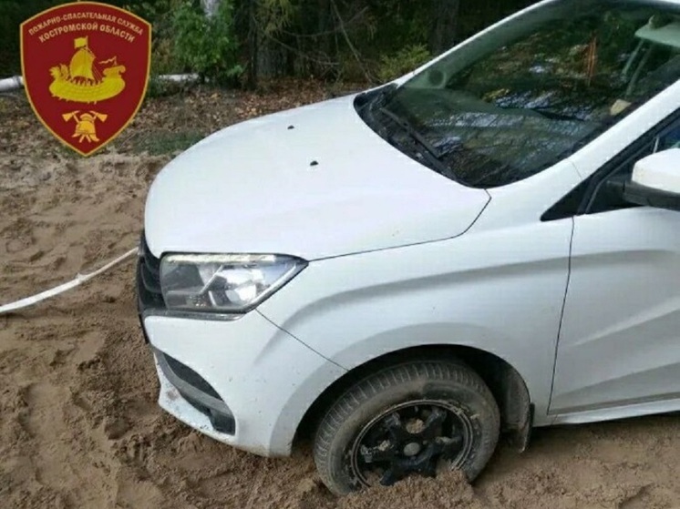 Костромская подмога: спасатели вытащили из песка застрявшую в нем машину автоледи