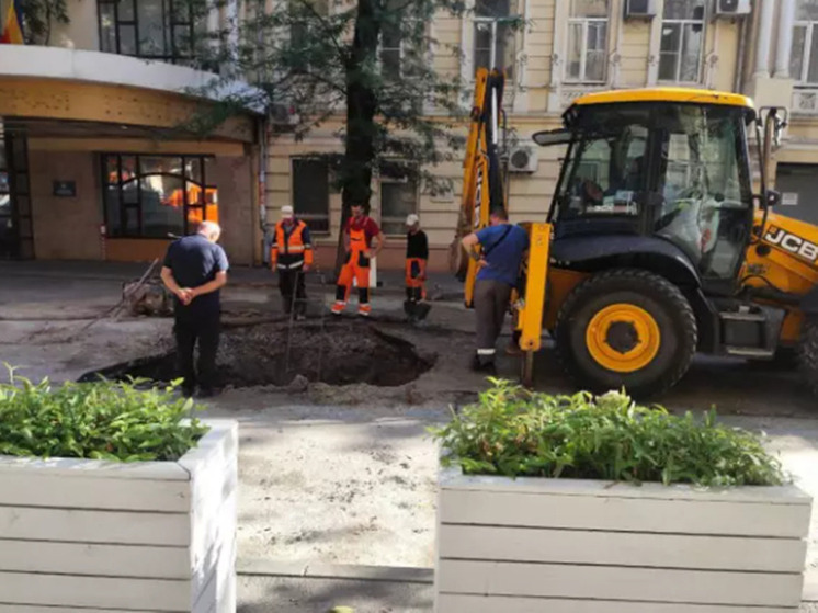 На Суворова появился «портал в подземелье» из-за провалившегося крана