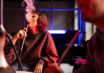 Согласно § 536 абз. 1 Гражданского кодекса Германии (BGB), существенное ухудшение пригодности арендованного жилья для проживания признается дефектом аренды. Если сигаретный дым соседей регулярно проникает в вашу квартиру и снижает качество жизни, это квалифицируется как такой дефект. Новости Германии по-русски