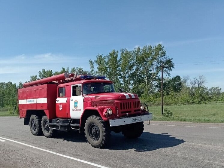 В Барнауле из-за неисправной печи загорелся нежилой частный дом