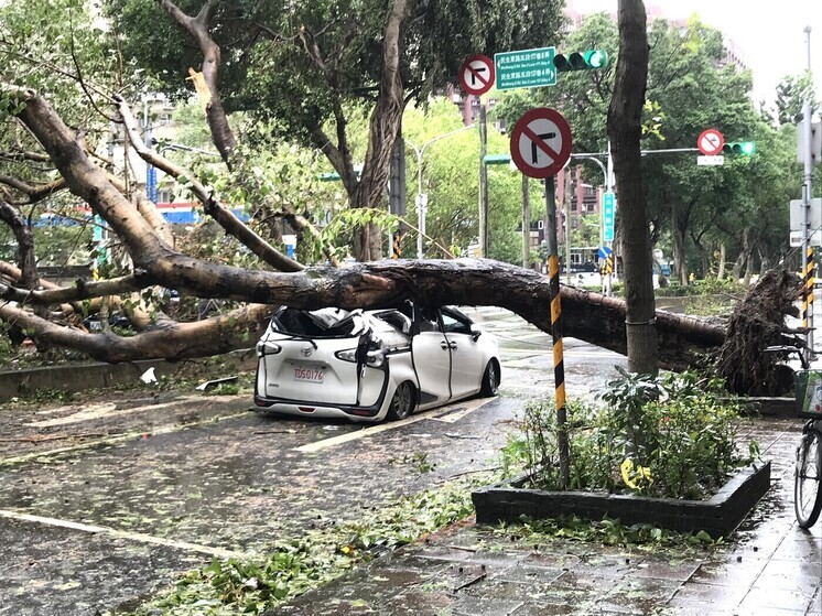 По меньшей мере 14 погибло и свыше 120 пропало после тайфуна "Рагаса" на Тайване