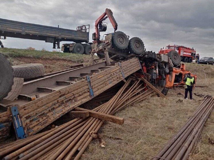 В Переволоцком районе перевернулся грузовик с трубами