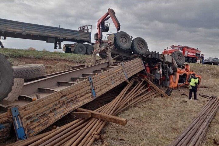 В Переволоцком районе перевернулся грузовик с трубами