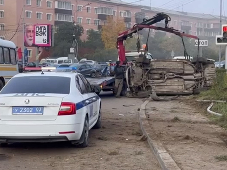 Начинающий водитель в Улан-Удэ снес столб, пострадавшая пассажир доставлена в больницу