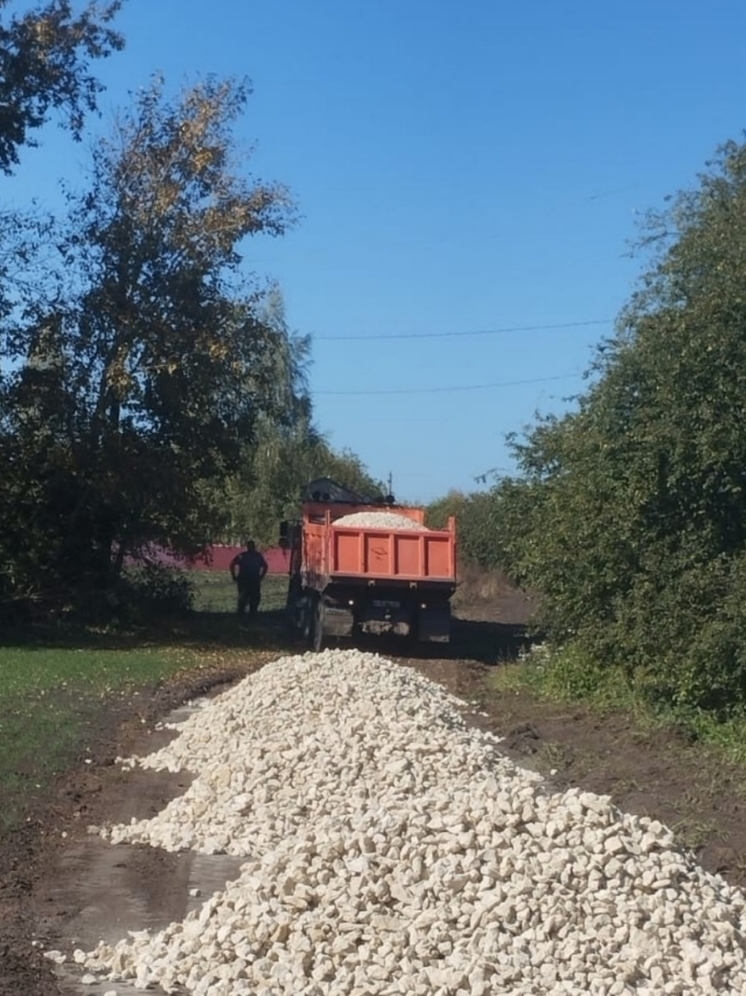 В Должанском районе к дому бойца СВО отремонтировали дорогу