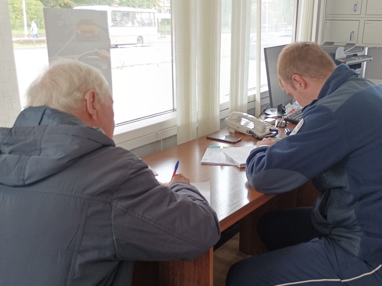 В Петрозаводске 79-летний водитель почти сбил пешеходов, проехав на красный свет