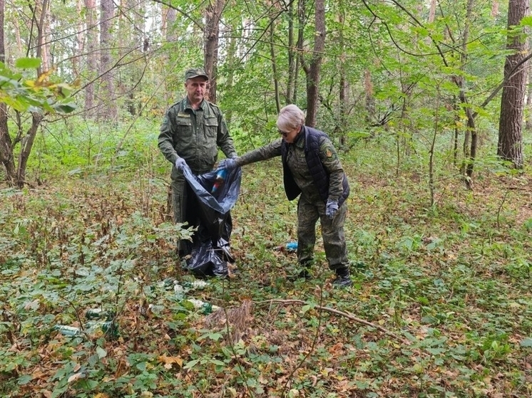 Жители Серпухова собрали мусор в бору