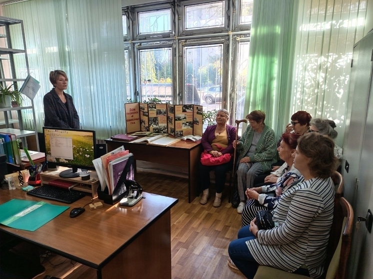 Для получателей социальных услуг Серпухова провели экскурсию по архиву