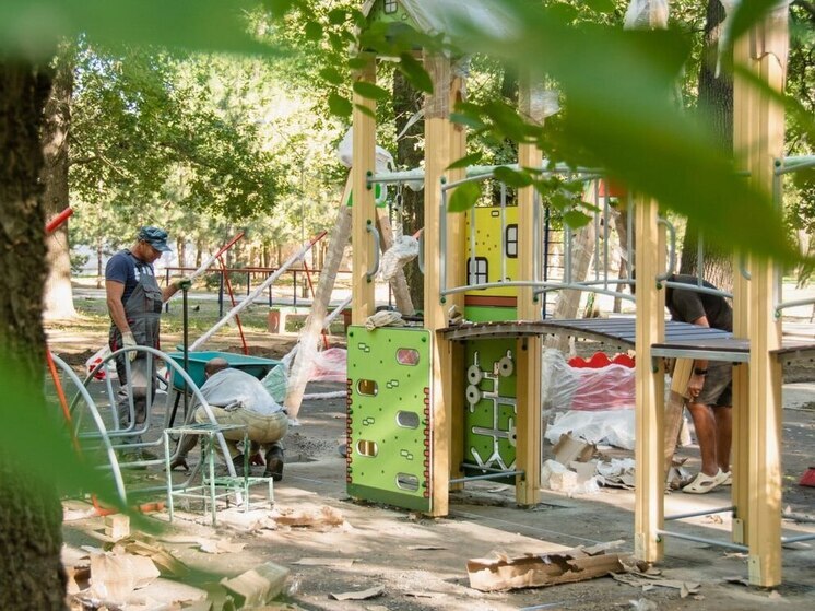В Мелитополе устанавливают детскую площадку в городском парке