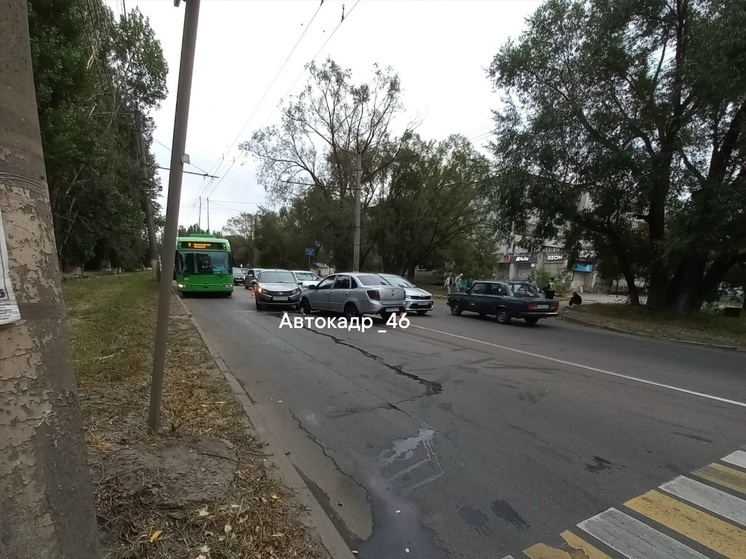В Курске на Магистральном произошло ДТП с двумя автомобилями