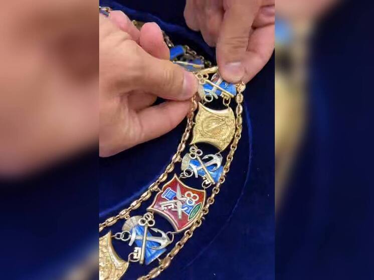 Ленинградцам показали должностной знак губернатора региона