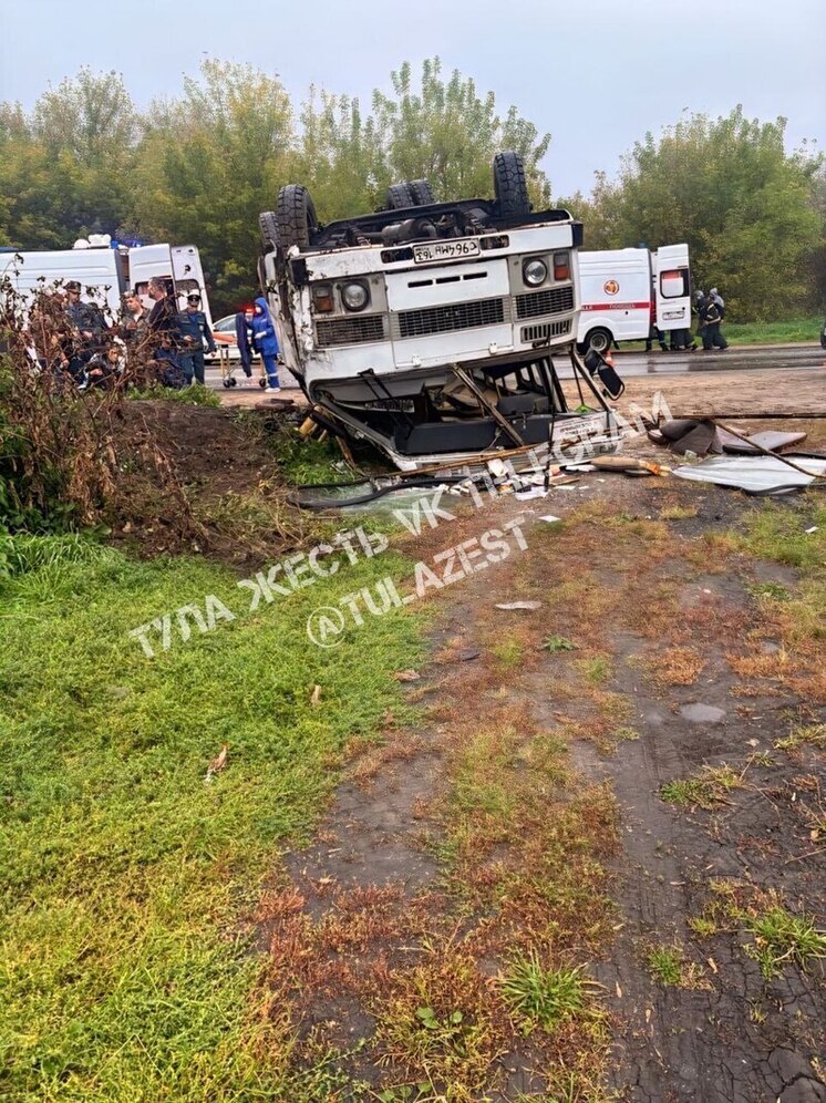 Автобус ПАЗ с пассажирами опрокинулся в Ефремове Тульской области