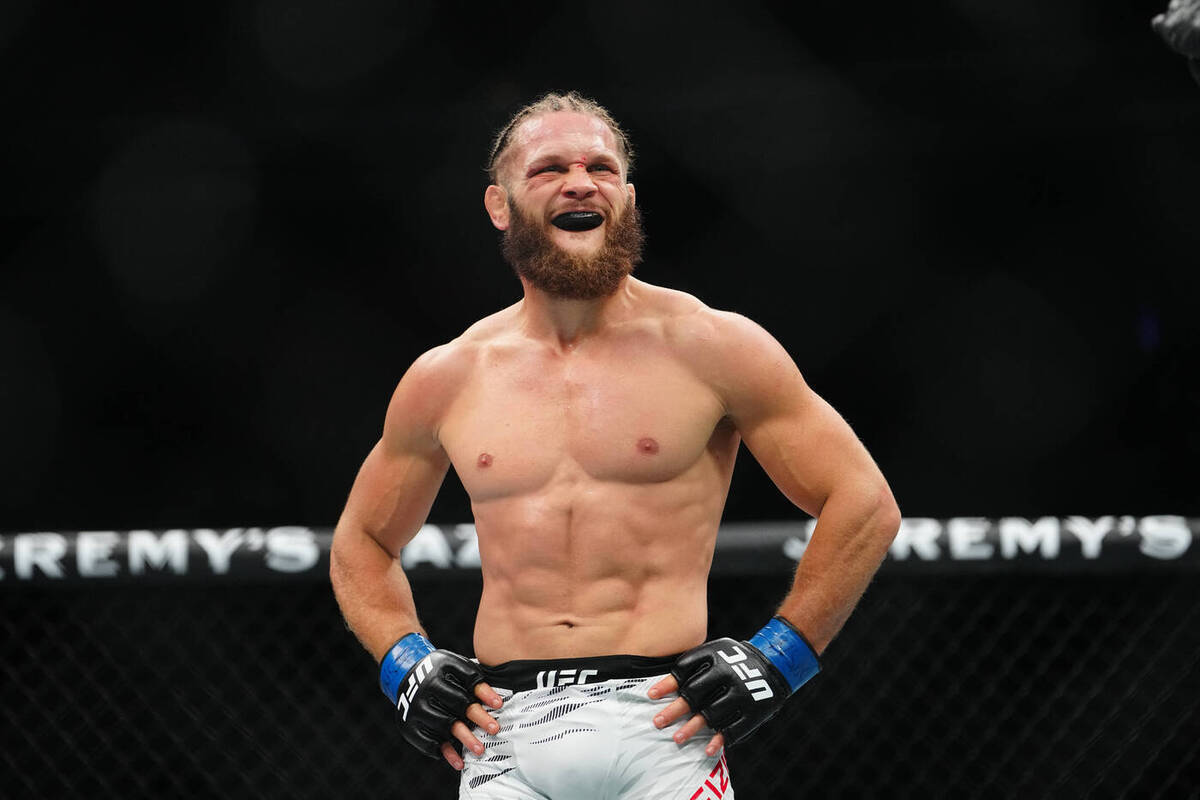 Боец снялся с поединка с Оливейрой из-за травмы