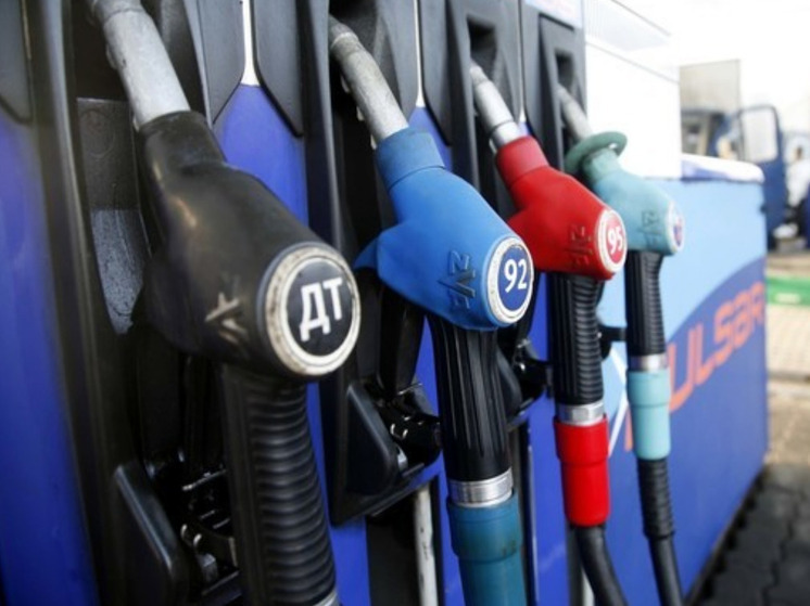 «Известия»: российские АЗС стали ограничивать объемы отпуска бензина