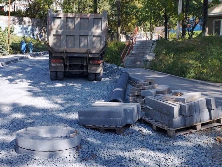 Владивостокские дорожники монтируют трубы для отвода дождевых вод