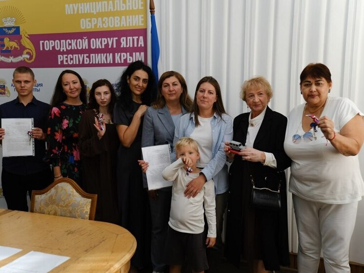 В Ялте дети-сироты получили ключи от новых квартир