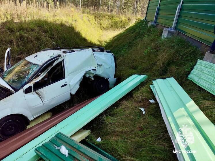 На М-11 под Тверью автомобиль протаранил ограждение и вылетел в кювет