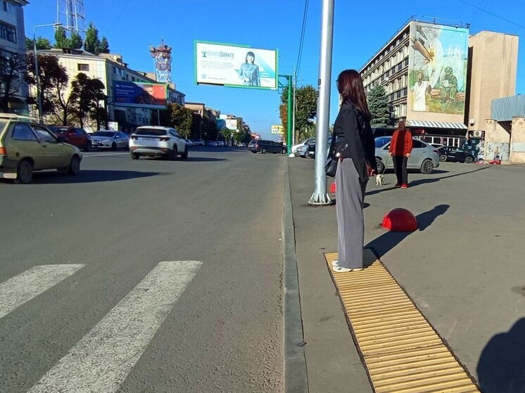 На пешеходных переходах Луганска начали появляться тактильные плитки для незрячих
