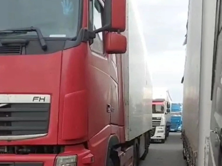 ФТС: автопробки на границе с Казахстаном не связаны с таможенными ограничениями0