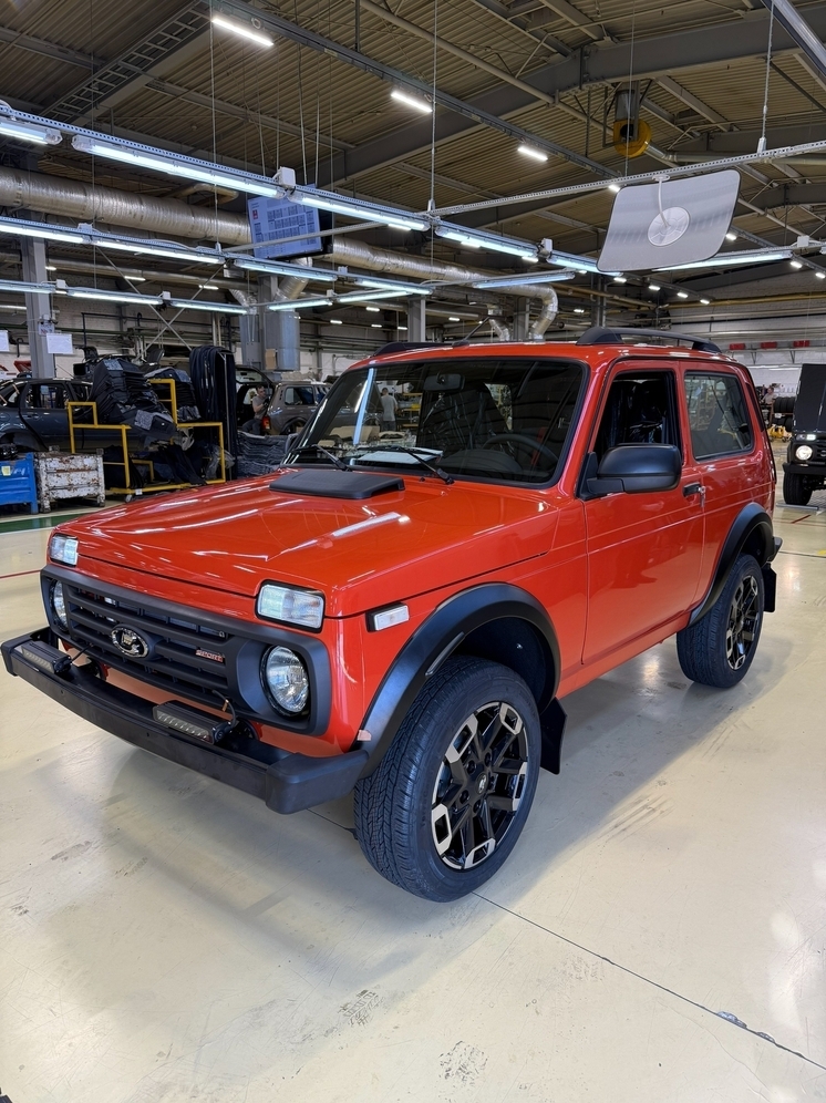 Lada Niva Sport начали выпускать в новом ярком цвете: внедорожник сняли на фото