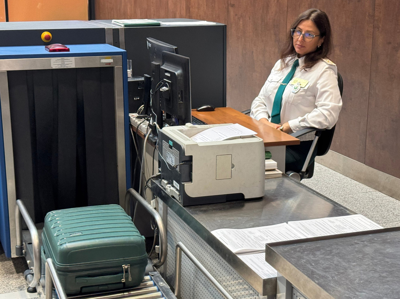 Таможенники инспектируют подозрительные предметы