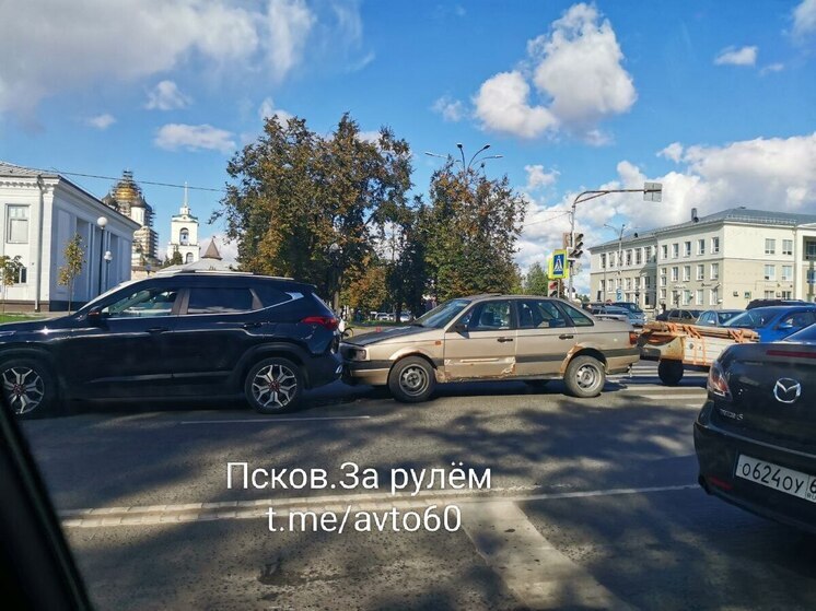 ДТП мешает движению в центре Пскова