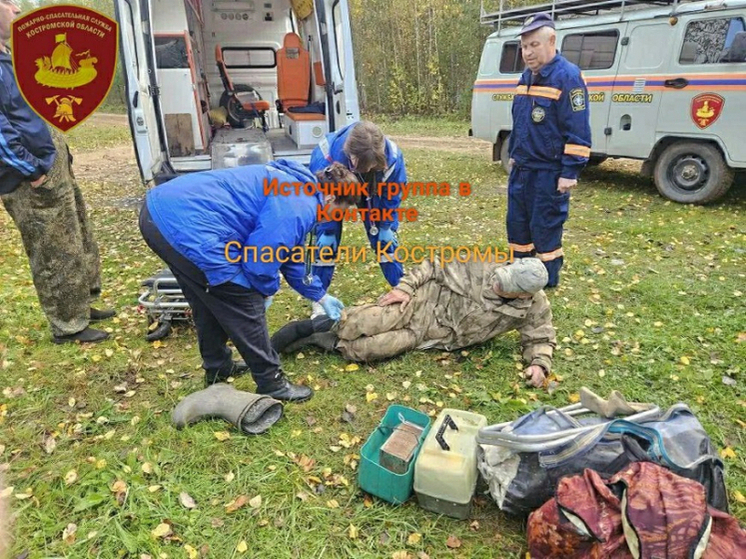 Костромские спасатели эвакуировали из леса грибника, сломавшего ногу