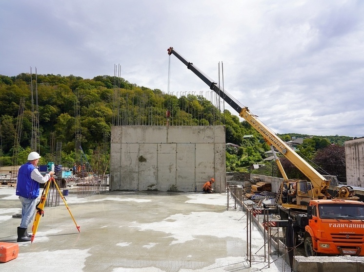 В поселке Горное Лоо Сочи начали строить блок начальной школы на 400 мест