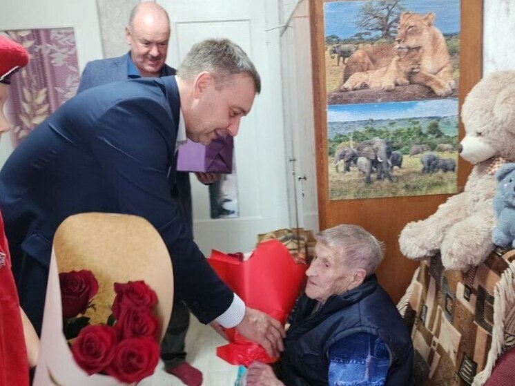 Глава Алексина Федоров лично поздравил со 100-летием труженицу тыла Веру Лебедеву