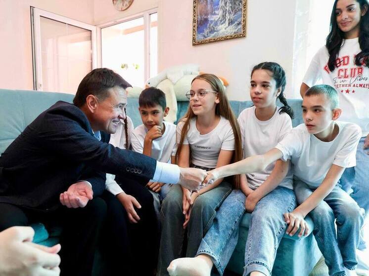 Губернатор Московской области Андрей Воробьев в ходе рабочего визита в Городской округ Серпухов посетил уникальную инклюзивную школу-интернат «Абсолют» и семейный городок для приемных семей в деревне Райсеменовское