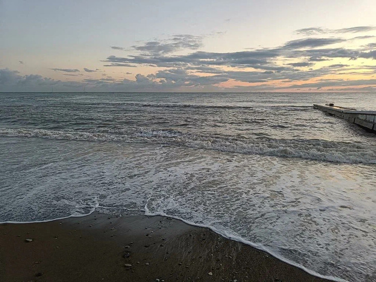 В Сочи эвакуируют отдыхающих на пляжах