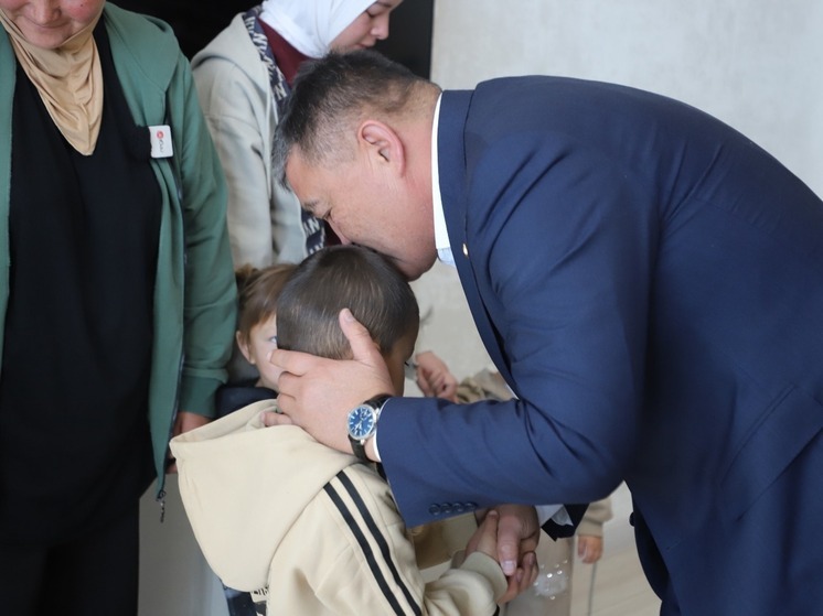 Камчыбек Ташиев вручил квартиру многодетной матери-одиночке