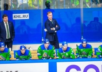 «Салават Юлаев» переживает острый финансовый кризис: долги превышают 379 млн рублей, включая иски от «Садового кольца» и фонда «Урал». СМИ сообщают, что вскоре могут быть арестованы все счета клуба из-за невыплаченных налогов. Уфимцы 23 сентября продали Александра Хмелевского в «Ак Барс» за 230 млн рублей — на 30 млн больше, чем предлагал «Авангард». Команда занимает последнее место в Восточной конференции КХЛ, выиграв лишь один матч из шести. Болельщики обеспокоены будущим клуба.