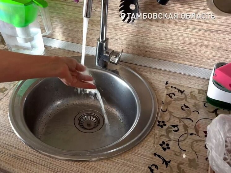 Горячая вода превратилась в ледяную: жильцы Тамбова кипятят ее в ведрах уже два года