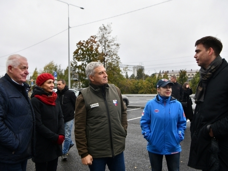 Глава Карелии Артур Парфенчиков открыл новую парковку в Паровозном сквере в Петрозаводске