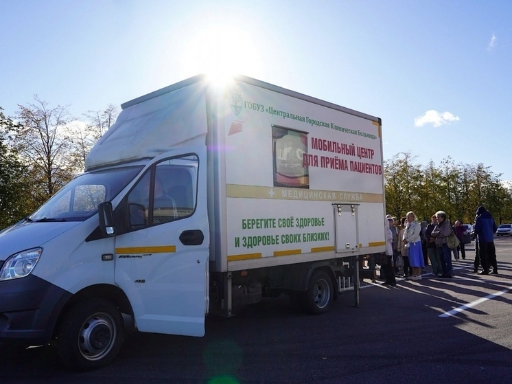 Более сотни новгородцев сделали прививки у ТЦ «Мармелад»