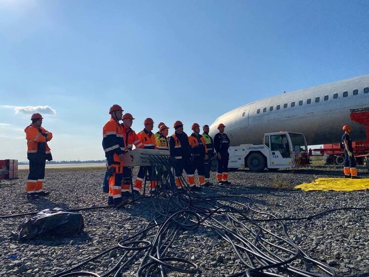 В «Кольцово» отрабатывают эвакуацию самолета