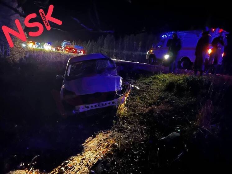 В ЯНАО водитель легковушки влетел на встречке в вахтовку и погиб