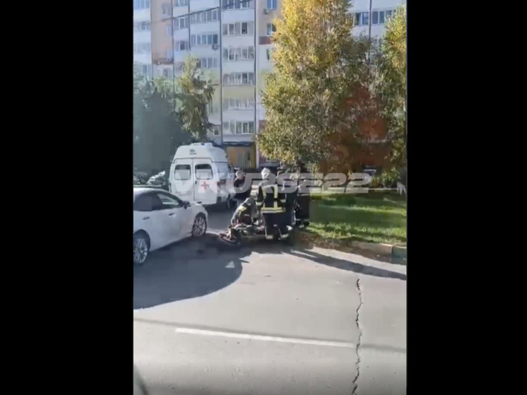На Балтийской в Барнауле мотоциклиста «загнала» во двор легковушка