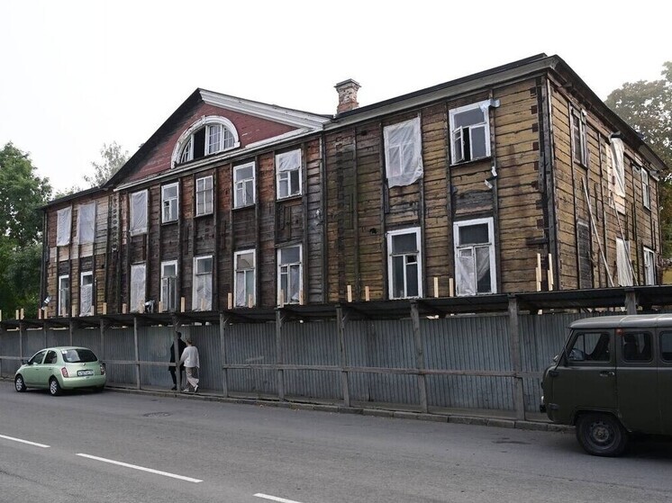 Во дворе Дома горного начальника в Петрозаводске запретят парковку