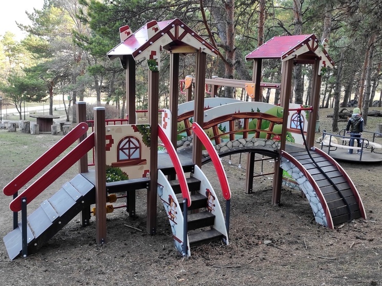 В Кисловодске по краевой госпрограмме отремонтировали детскую площадку