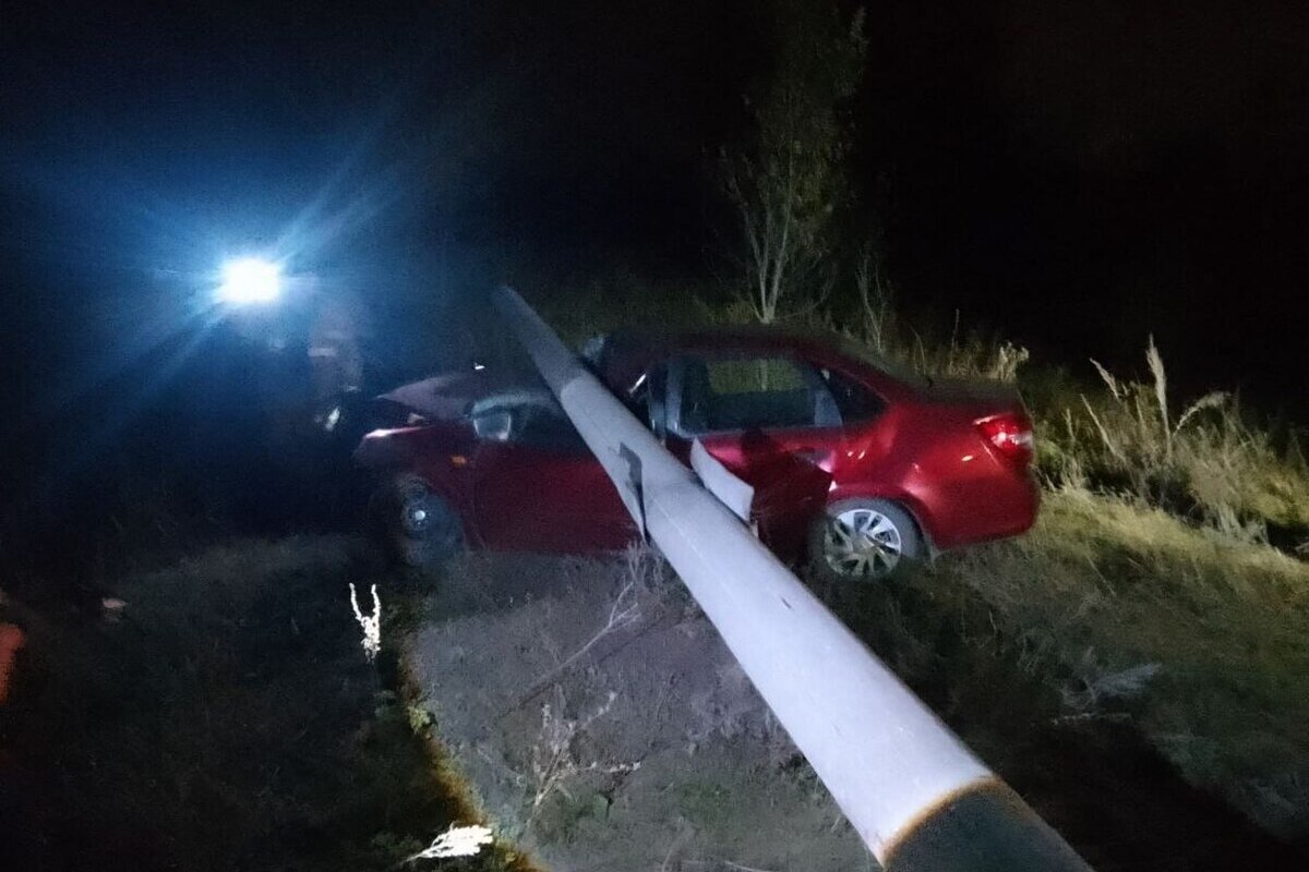 Под Самарой 59-летний водитель Lada Granta врезался в столб и погиб 25 сентября