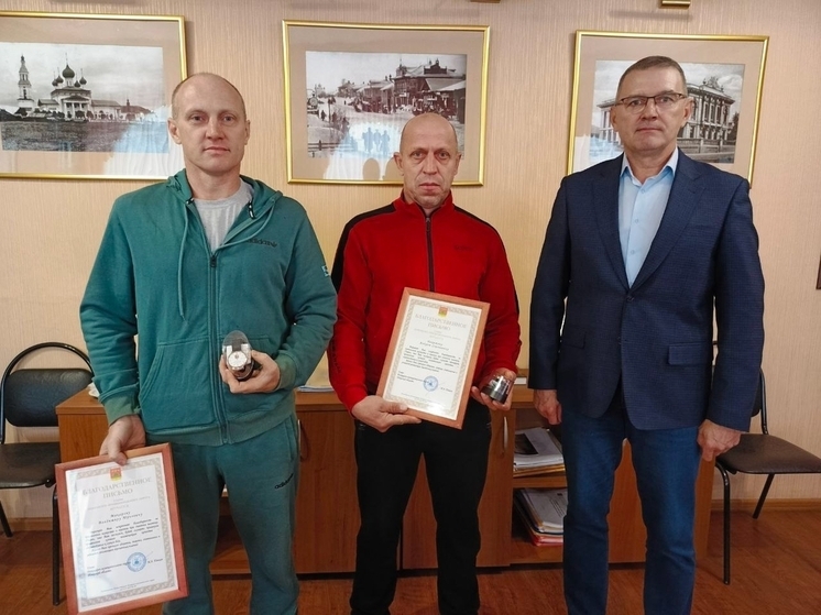 Жители Тверской области спасли женщину из тонущей машины и получили по заслугам