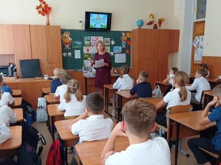 В симферопольской библиотеке-филиале №4 им. М.М. Коцюбинского состоялся литературно-краеведческий час «Белый цветок», посвященный вековой истории благотворительной акции.