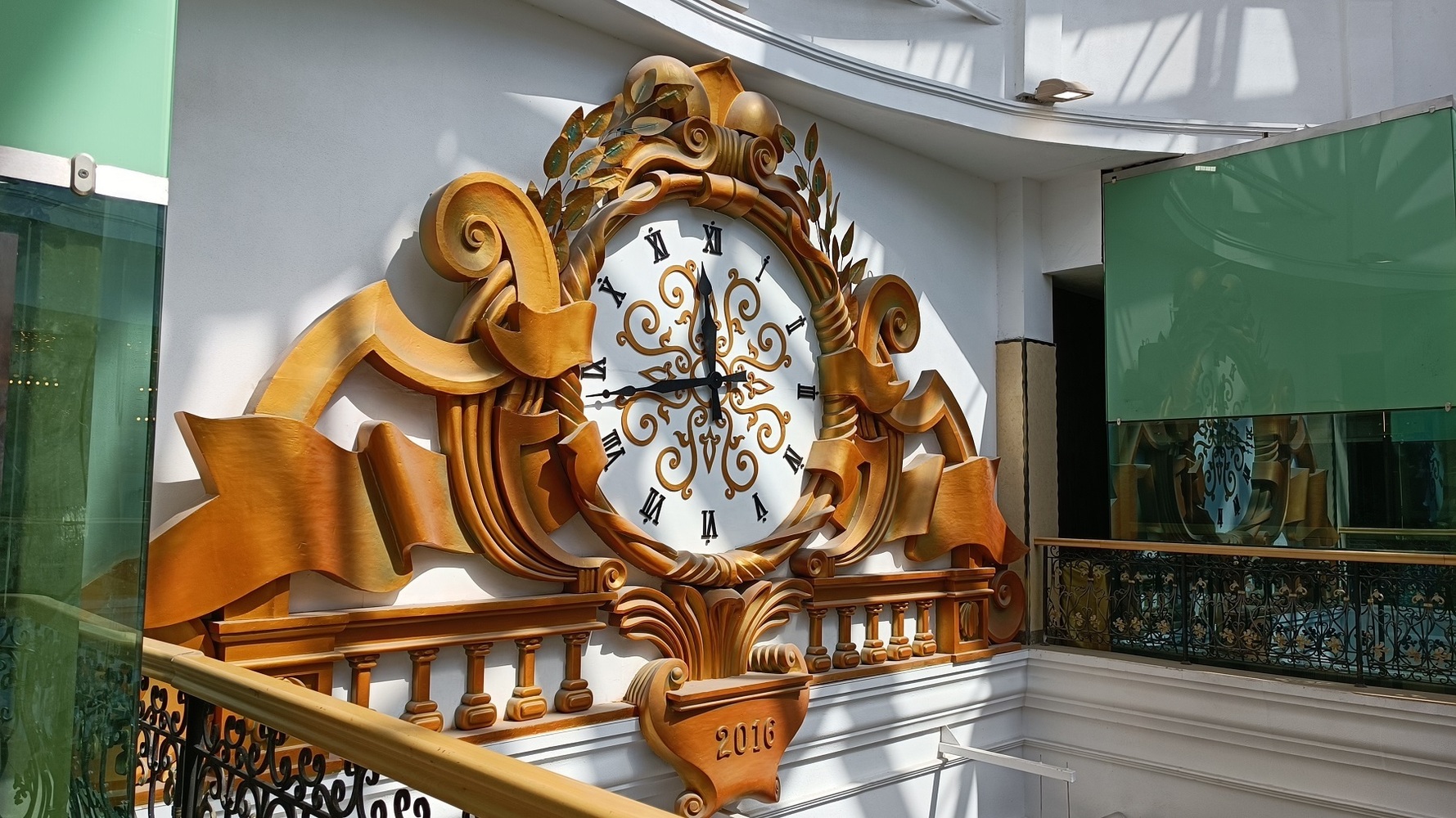 Часы в ТРЦ `Пассаж` в Екатеринбурге