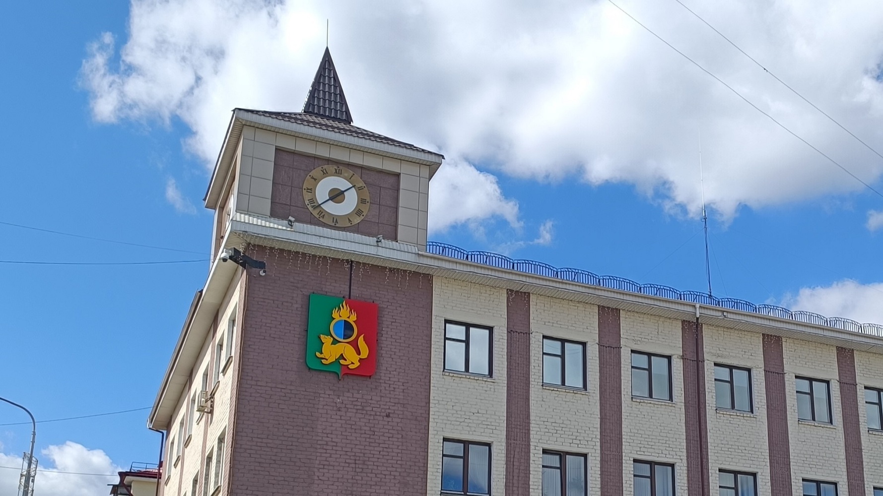 Администрация Первоуральска с часами