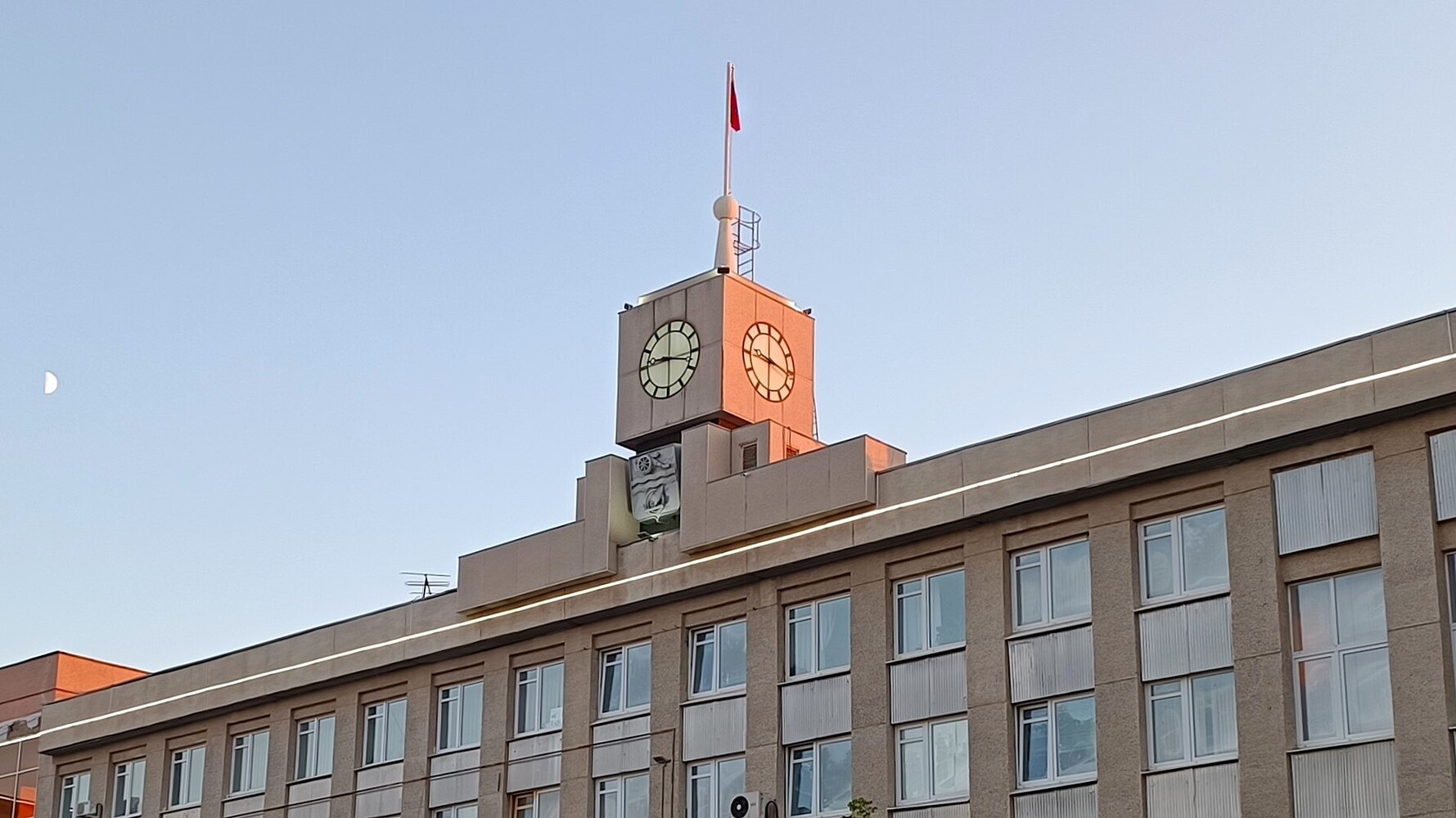 Администрация Каменска-Уральского с часами