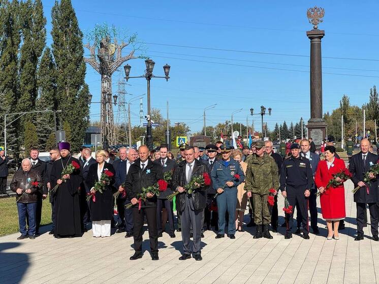 День города в Курске начался с возложения цветов на мемориале «Курская дуга»